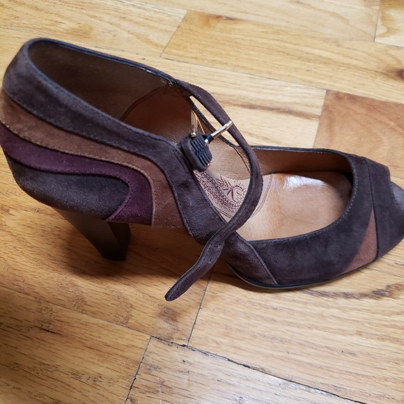 Shoes - Picture 2 of 6